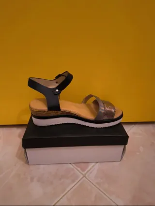 Sandali con tacco nero e argento