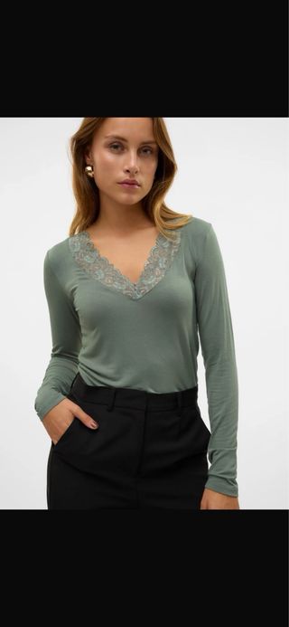 Camiseta verde con encaje