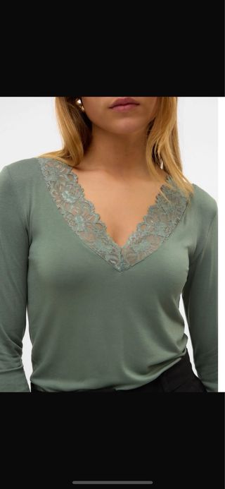 Camiseta verde con encaje