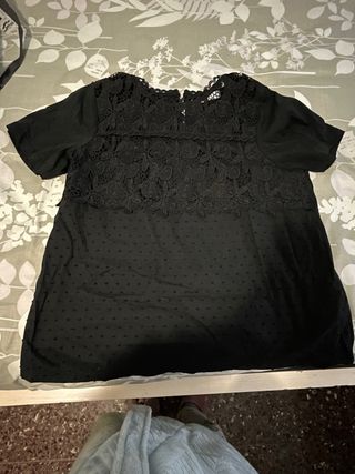 Blusa negra con encaje