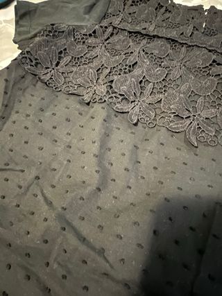 Blusa negra con encaje