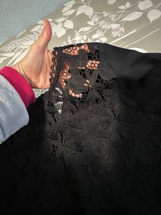 Blusa negra con encaje