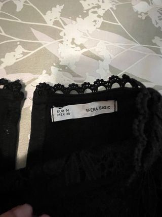 Blusa negra con encaje