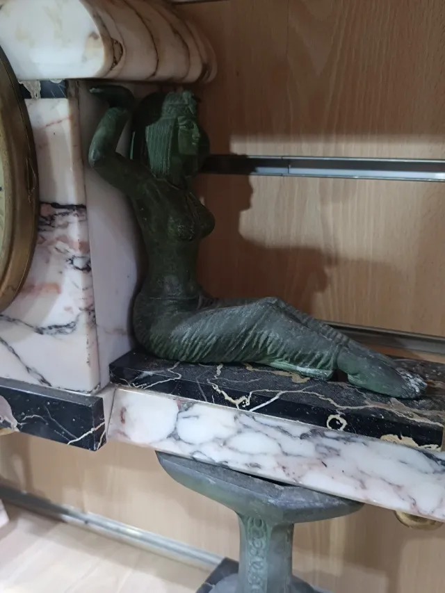 Reloj de mármol antiguo con figuras