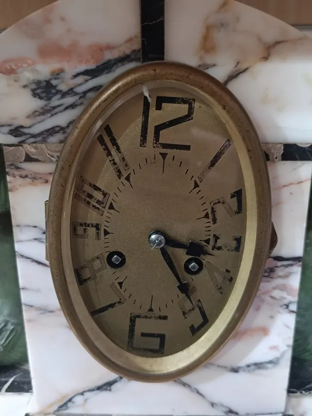 Reloj de mármol antiguo con figuras