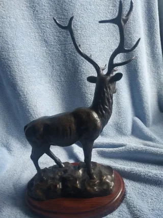 Escultura ciervo bronce base madera