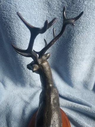 Escultura ciervo bronce base madera
