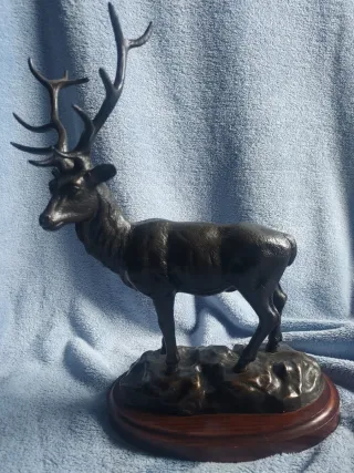 Escultura ciervo bronce base madera