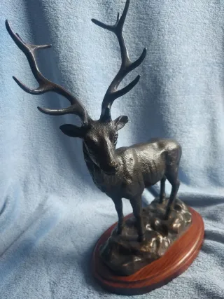 Escultura ciervo bronce base madera