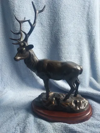 Escultura ciervo bronce base madera