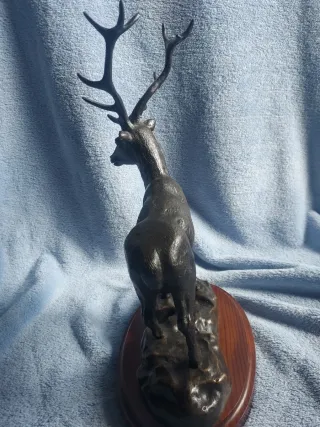 Escultura ciervo bronce base madera