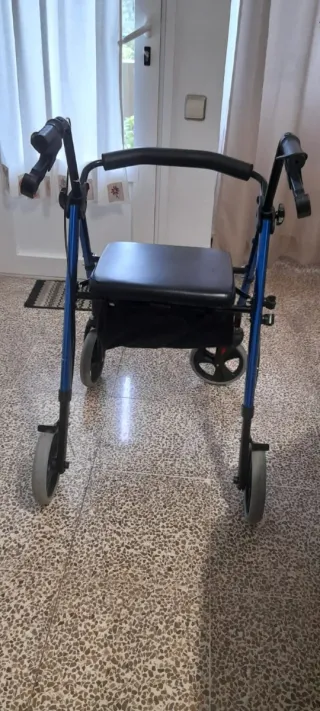 Andador 4 ruedas con silla y cesta