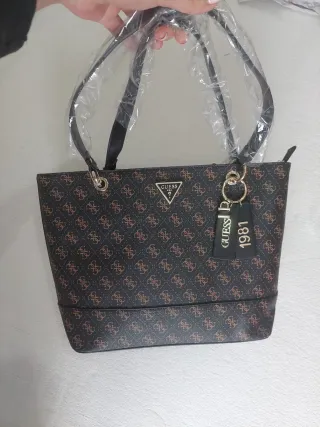 Bolso Guess Marrón Monogram