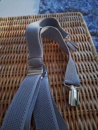 Tirantes grises para pantalones