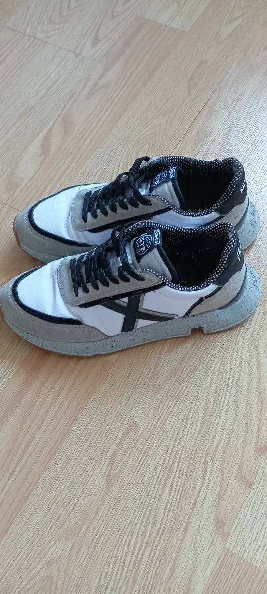 Zapatillas Munich grises y blancas