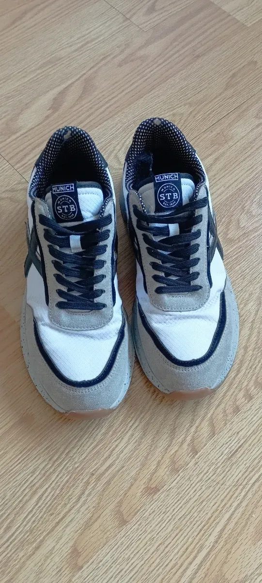 Zapatillas Munich grises y blancas