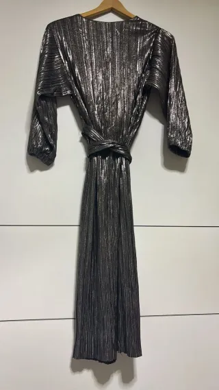Vestido plateado brillante para fin de año