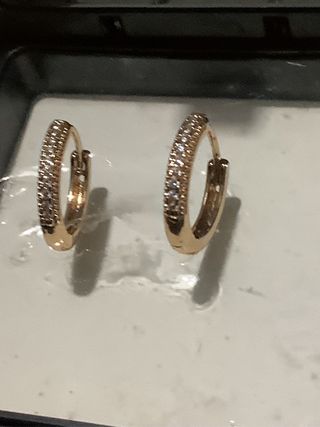 Orecchini a cerchio con zirconi