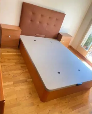 Cama canapé con cabecero y mesitas