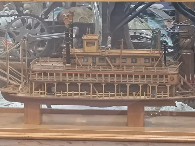 Maqueta Barco Mississippi con vitrina