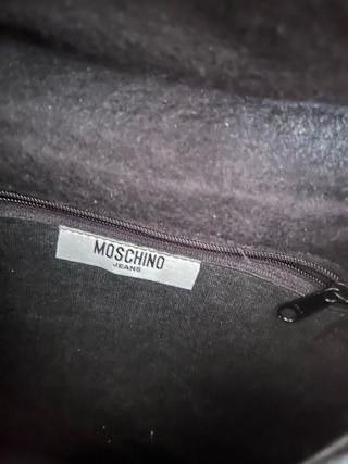 Bolso Moschino negro con medallas de adornos