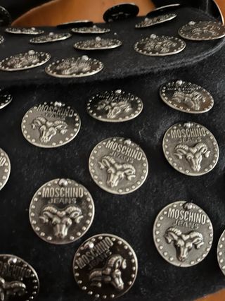 Bolso Moschino negro con medallas de adornos