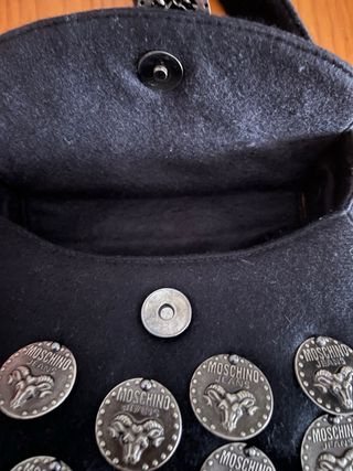 Bolso Moschino negro con medallas de adornos