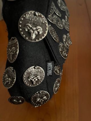 Bolso Moschino negro con medallas de adornos