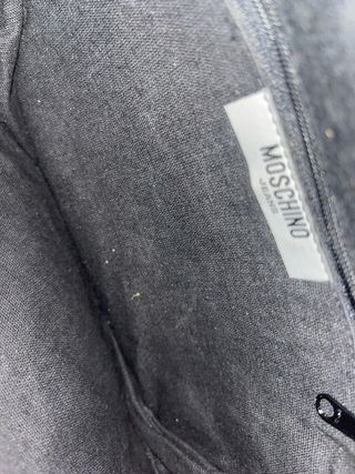 Bolso Moschino negro con medallas de adornos