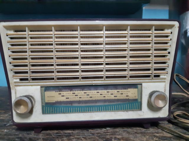 Radio vintage con valvole in bakelite anni '50
