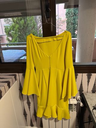 Vestido amarillo cóctel acera
