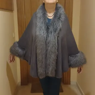 Capa gris con pelo talla única