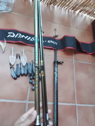 Cañas de pescar y carrete con plomos