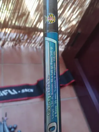 Cañas de pescar y carrete con plomos