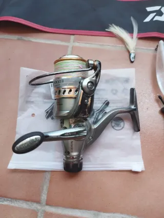 Cañas de pescar y carrete con plomos