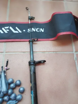 Cañas de pescar y carrete con plomos