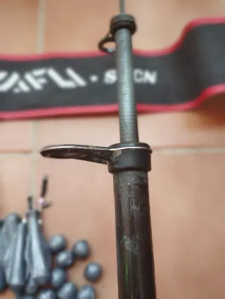 Cañas de pescar y carrete con plomos