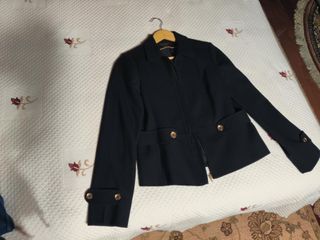 Chaqueta azul marino con botones dorados