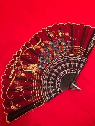 Abanico bordado de pavo real,uno 12 dos 20€