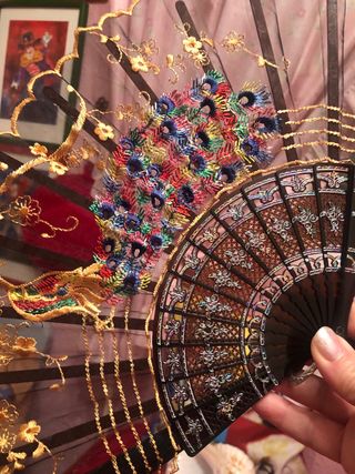 Abanico bordado de pavo real,uno 12 dos 20€