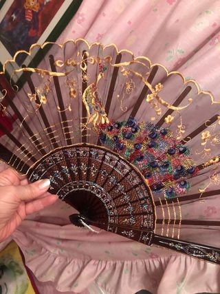 Abanico bordado de pavo real,uno 12 dos 20€