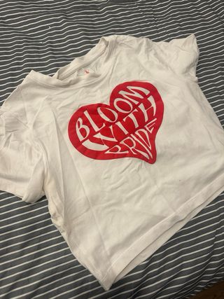 Camiseta Corazón Bloom With Pride