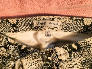 Pantalón estampado serpiente