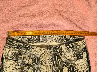 Pantalón estampado serpiente