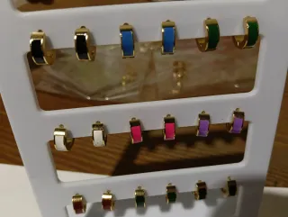 Aros dorados esmaltados