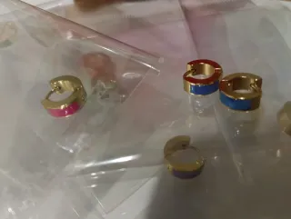 Aros dorados esmaltados