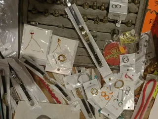 Aros dorados esmaltados