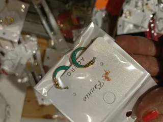 Aros dorados esmaltados