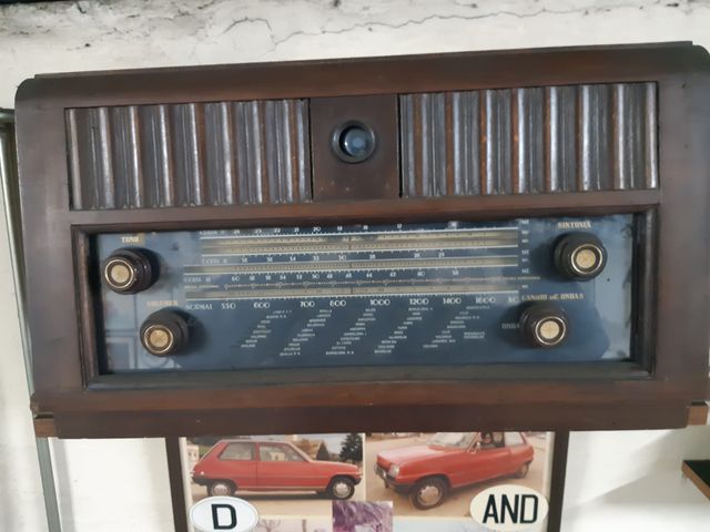 Radio a valvole in legno anni 50