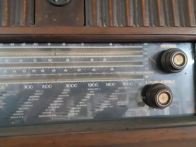 Radio a valvole in legno anni 50